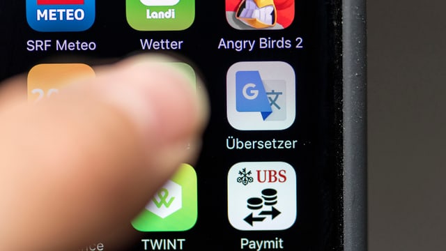 Ein Finger tippt auf die Google-Translate-Überetzungsapp auf einem Smartphone. Ein Finger tippt auf die Google-Translate-Überetzungsapp auf einem Smartphone.