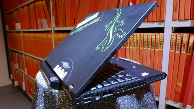 Ein Laptop mit Stickern, sorgfältig und eigenhändig bemalt. Der Bildschirm ging - entgegen allen Gerüchten - nicht kaputt. Ein Laptop mit Stickern, sorgfältig und eigenhändig bemalt. Der Bildschirm ging - entgegen allen Gerüchten - nicht kaputt.