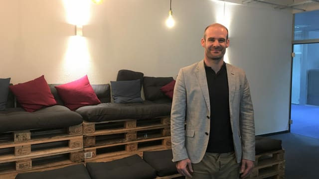Ein Mann stehend im Sitzungszimmer Ein Mann stehend im Sitzungszimmer