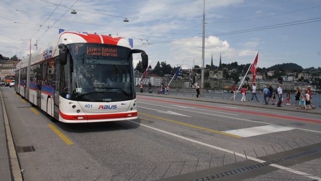 Bus auf einer Brücke. Bus auf einer Brücke.