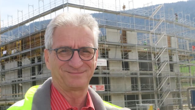 Baunternehmer Paolo Annoni vor seiner Baustelle Baunternehmer Paolo Annoni vor seiner Baustelle