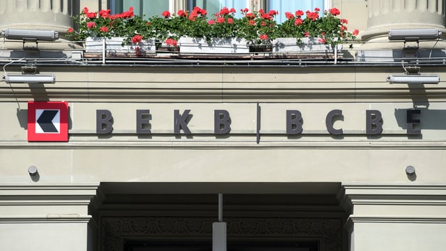 Logo der Berner Kantonalbank an Hausfront. Logo der Berner Kantonalbank an Hausfront.