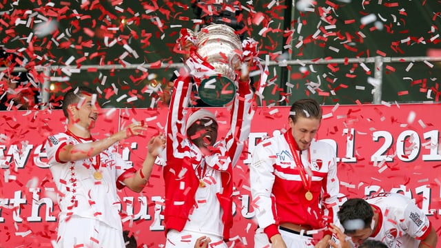 Feiernde Spieler des FC Sion. Feiernde Spieler des FC Sion.