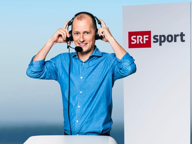 Michael Weinmann posiert mit Kopfhörer. Michael Weinmann posiert mit Kopfhörer.