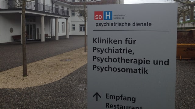 Schild am Spitaleingang Schild am Spitaleingang