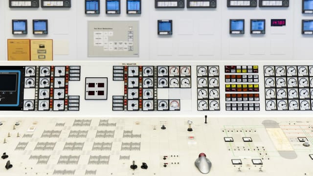 Ein Pult mit Messanzeigen, Instrumenten und Reglern des Reaktors im Kontrollraum, am 27. November 2019 in Muehleberg. Ein Pult mit Messanzeigen, Instrumenten und Reglern des Reaktors im Kontrollraum, am 27. November 2019 in Muehleberg.