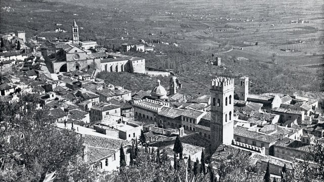 Vista d'Assisi da la Rocca Maggiore Vista d'Assisi da la Rocca Maggiore
