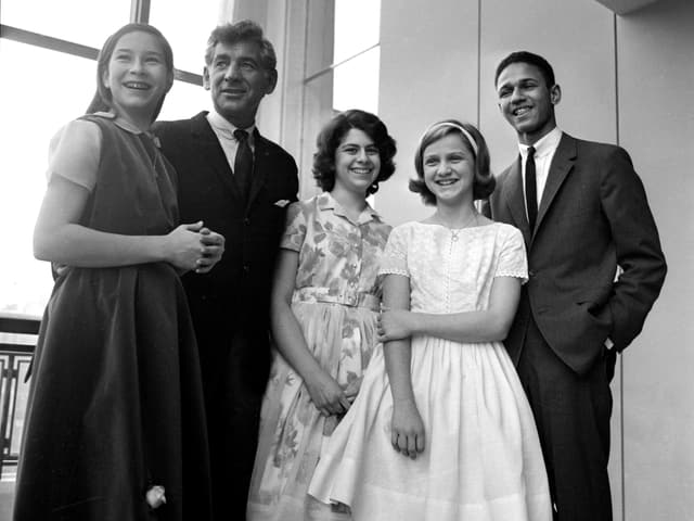 Bernstein posiert mit vier jungen Leuten für ein Foto Bernstein posiert mit vier jungen Leuten für ein Foto