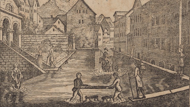 Menschen stehen in einer überfluteten Stadt im Wasser Menschen stehen in einer überfluteten Stadt im Wasser