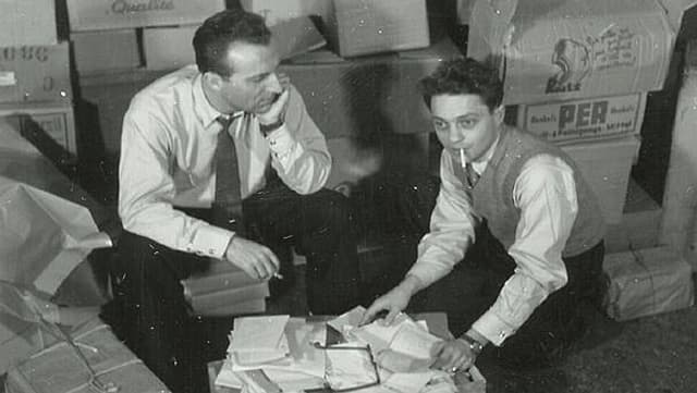Die Glückskette-Gründer Roger Nordmann (links) und der Entertainer Jack Rollan knien 1946 vor einer Kiste mit Hilfsgütern Die Glückskette-Gründer Roger Nordmann (links) und der Entertainer Jack Rollan knien 1946 vor einer Kiste mit Hilfsgütern