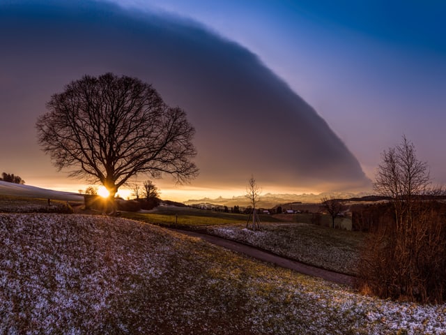 Eine Wolkengrenze wie mit dem Messer geschnitten. Auf der einen Seite grau, auf der anderen Seite blau.