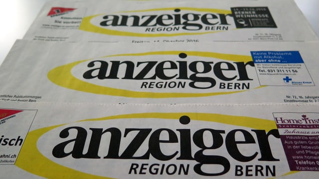 Vier Zeitungen vom Anzeiger Region Bern liegen aufgereiht auf einem weissen Tisch. Vier Zeitungen vom Anzeiger Region Bern liegen aufgereiht auf einem weissen Tisch.