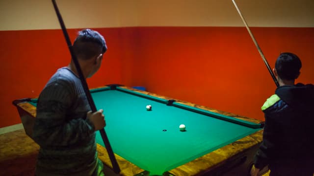 Zwei Kinder spielen Billiard. Zwei Kinder spielen Billiard.