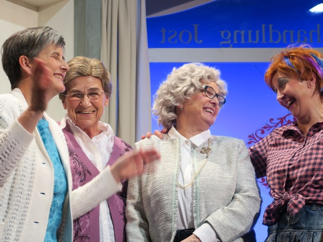 Bier Frauen lachen. Bier Frauen lachen.