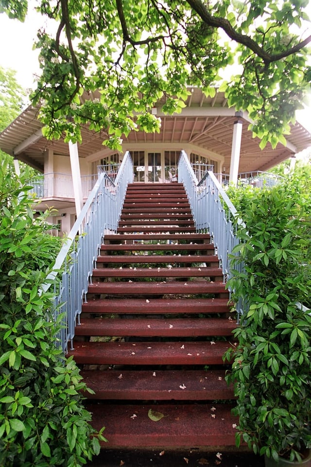 Treppe führt zu einem Pavillon. Treppe führt zu einem Pavillon.
