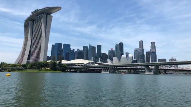 Meeresbucht mit dem Marina Bay Sands Hotel im Hintergrund. Meeresbucht mit dem Marina Bay Sands Hotel im Hintergrund.