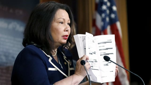 Tammy Duckworth hält ein Votum. Tammy Duckworth hält ein Votum.