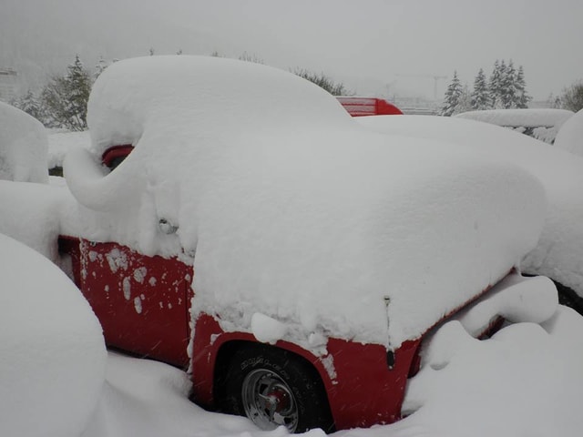 Die Autos sind unter dem Schnee kaum mehr zu erkennen.
