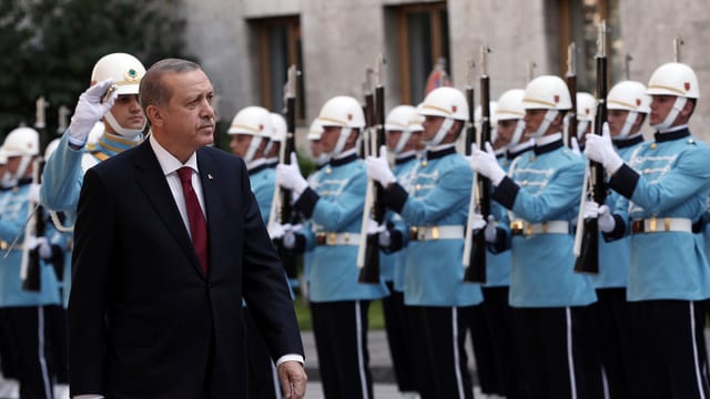 Erdogan schreitet eine Ehrengarde ab.