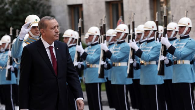 Erdogan schreitet eine Ehrengarde ab. Erdogan schreitet eine Ehrengarde ab.