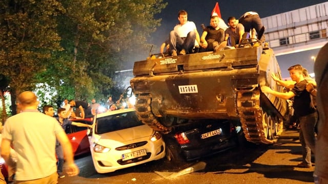 Menschen fahren mit Panzer über Autos Menschen fahren mit Panzer über Autos
