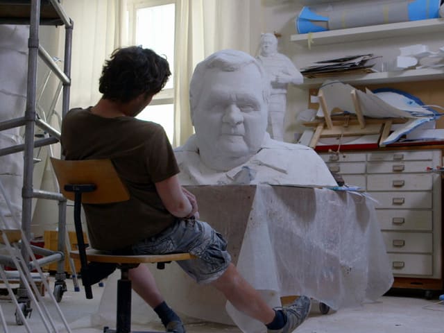 Christoph Fischer in seinem Atelier vor der Büste seines geplanten Statue namens Heinz. Christoph Fischer in seinem Atelier vor der Büste seines geplanten Statue namens Heinz.