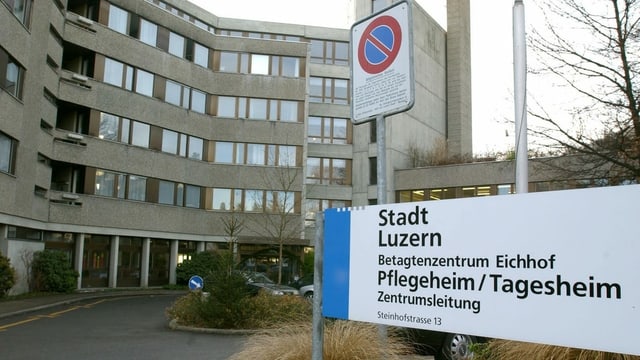 Eingangsbereich des Betagtenzentrums Eichhof in Luzern Eingangsbereich des Betagtenzentrums Eichhof in Luzern
