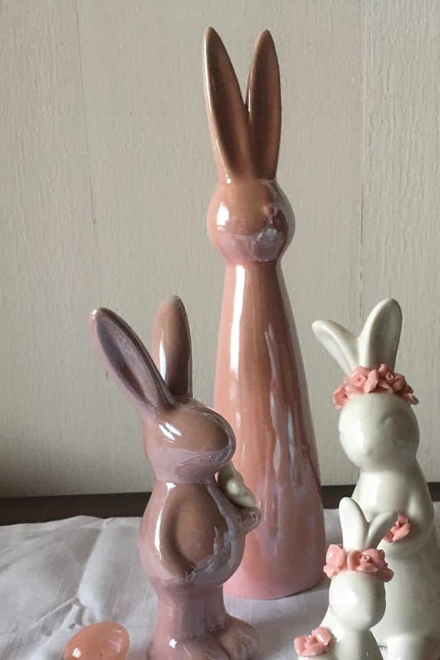 Osterhasen aus Keramik.