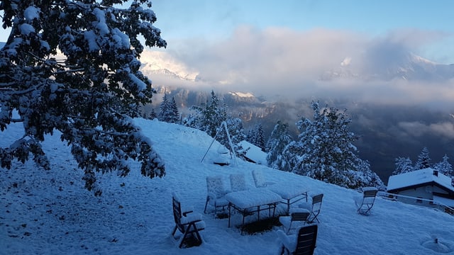 Schneebedeckte Landschaft mit Restwolken auf der Axalp. Schneebedeckte Landschaft mit Restwolken auf der Axalp.