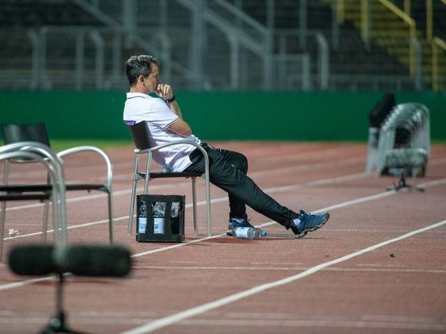 Aue-Trainer Dirk Schuster ist nach dem überraschenden Aus im deutschen Pokal gegen den Regionalligisten SSV Ulm nur noch ein Häufchen Elend.