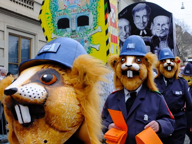 Als Polizisten kostümierte Ratten, auf der Laterne Baschi Dürr.