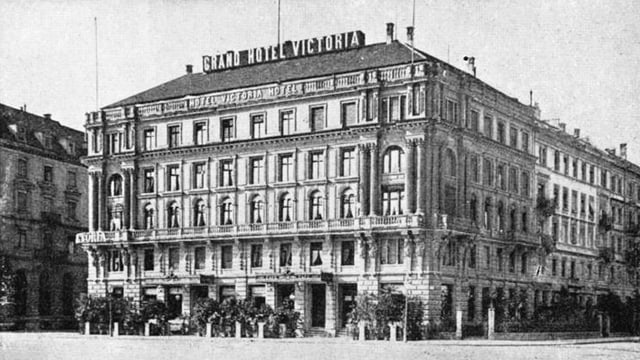 Ein fünfstöckiges Haus - ein grosses Hotel in einer historischen Aufnahme. Ein fünfstöckiges Haus - ein grosses Hotel in einer historischen Aufnahme.