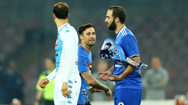 Ein Napoli-Anhänger stürmt auf das Feld und bewirft Gonzalo Higuain mit einem Schal. Ein Napoli-Anhänger stürmt auf das Feld und bewirft Gonzalo Higuain mit einem Schal.