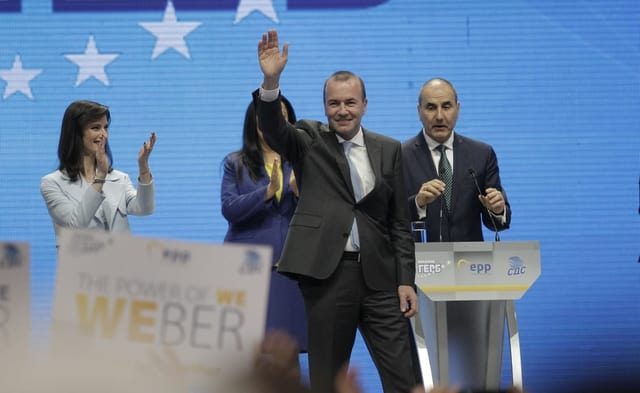 Manfred Weber auf einer Bühne. Manfred Weber auf einer Bühne.
