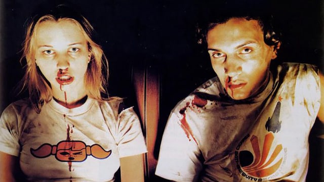Radio-1-DJ Sara Cox und ein junger Mann, die beide stark aus der Nase bluten. Radio-1-DJ Sara Cox und ein junger Mann, die beide stark aus der Nase bluten.
