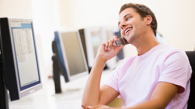 Junger Mann telefoniert Junger Mann telefoniert