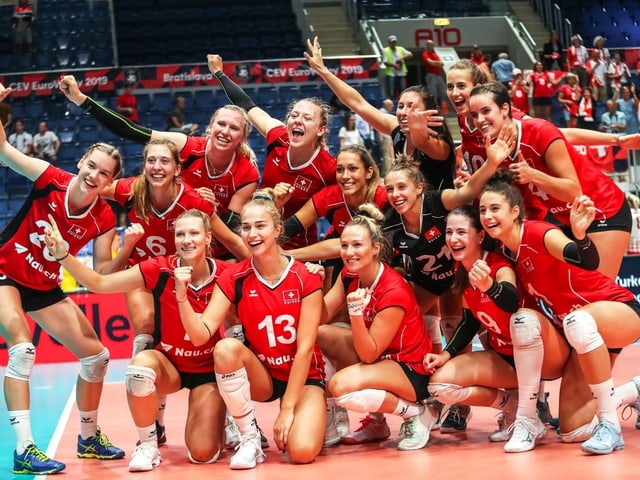 Die Schweizer Voolleyball-Nati jubelt. Die Schweizer Voolleyball-Nati jubelt.