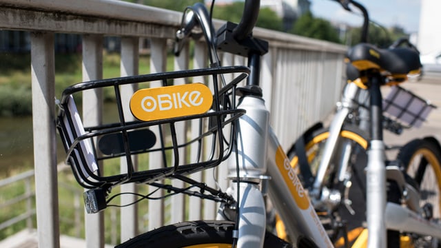 Ein sogenanntes O-Bike, das an einem Geländer steht. Ein sogenanntes O-Bike, das an einem Geländer steht.