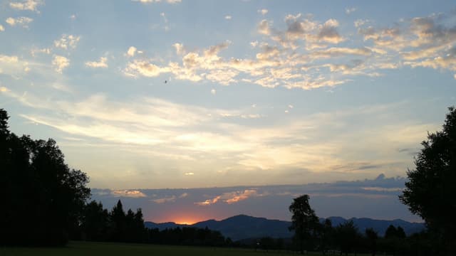Blick von Hombrechtikon zum Bachtel mit Altocumuls castellanus. Blick von Hombrechtikon zum Bachtel mit Altocumuls castellanus.