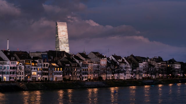 Die Basler Altstadt mit dem Rhein, im Hintergrund der Roche-Turm. Die Basler Altstadt mit dem Rhein, im Hintergrund der Roche-Turm.