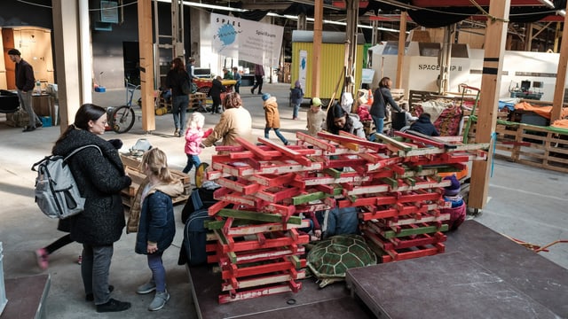 Kinder haben aus Holzteiken ein Haus gebaut. Kinder haben aus Holzteiken ein Haus gebaut.