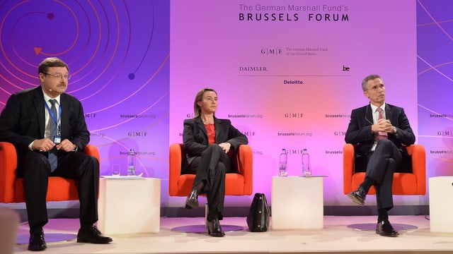 Konstantin Kosachev, EU Aussenbeauftragte Federica Mogherini und Nato-Generalsekretär Jens Stoltenberg auf dem Podium. Konstantin Kosachev, EU Aussenbeauftragte Federica Mogherini und Nato-Generalsekretär Jens Stoltenberg auf dem Podium.