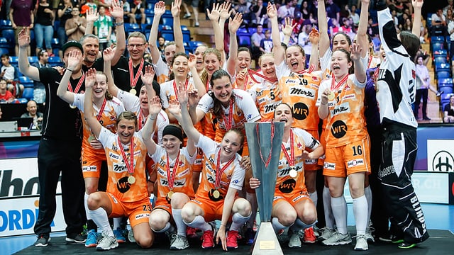 Piranha Chur jubeld auf dem Podest mit dem Pokal. Piranha Chur jubeld auf dem Podest mit dem Pokal.
