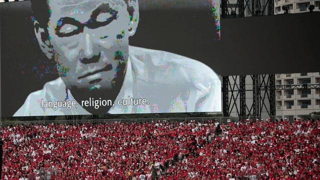 Video-Hommage an Singapurs Gründervater, viele Zuschauer im Vordergrund. Video-Hommage an Singapurs Gründervater, viele Zuschauer im Vordergrund.