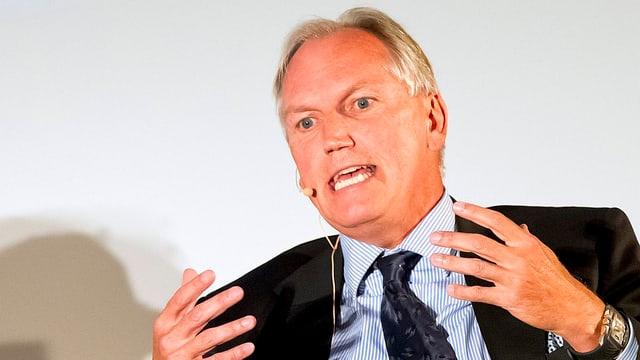 Thomas Borer, mit den Händen gestikulierend Thomas Borer, mit den Händen gestikulierend