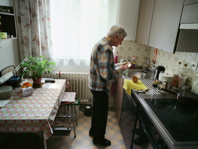 Seniorin in der Küche Seniorin in der Küche
