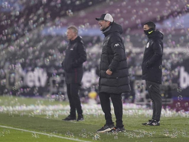 David Moyes und Jürgen Klopp in einem Meer aus Seifenblasen.
