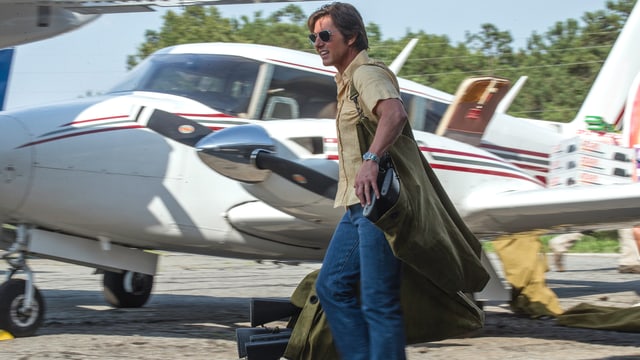 Barry Seal lädt Waffen in ein Flugzeug. Barry Seal lädt Waffen in ein Flugzeug.