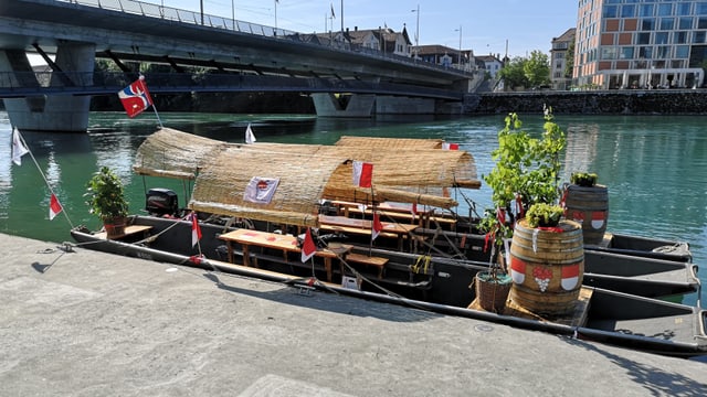 Boot mit Tischen und Stühlen. Boot mit Tischen und Stühlen.