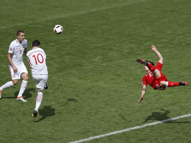 Xherdan Shaqiris Seitfallzieher im EM-Achtelfinal gegen Polen ging um die Welt. Xherdan Shaqiris Seitfallzieher im EM-Achtelfinal gegen Polen ging um die Welt.